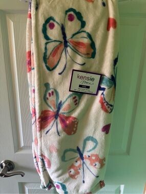 kensie Kids Butterfly Plush Throw Blanket - White with Multicolor Butterflies